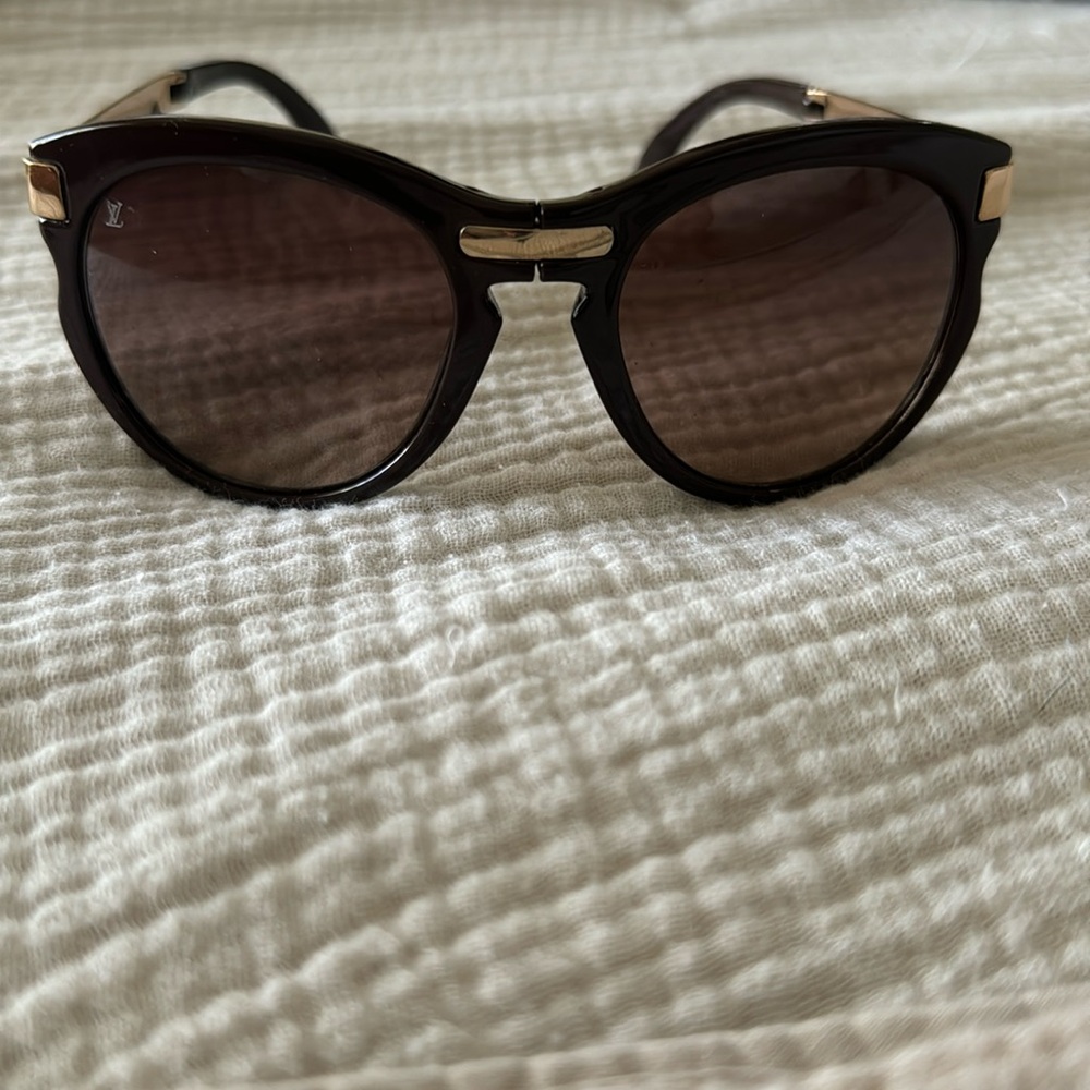 100% Authentic Louis Vuitton Foldable sunglasses. Used but excellent condition.